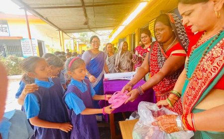 वक्ता मंच द्वारा ग्रामीण क्षेत्र के विद्यार्थियों को चप्पल वितरण किया गया