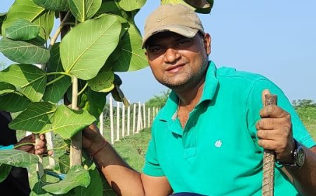 पर्यावरण संरक्षण में सक्रिय  भूमिका निभा रहे हैं कौशल वर्मा अपने आसपास पौधा रोपण  के साथ  लोगों को पौधा  नि:शुल्क गिफ्ट भी करते हैं