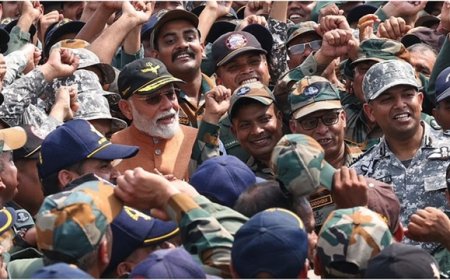 आदमपुर एयरबेस पहुंचे पीएम मोदी, जवानों से की मुलाकात