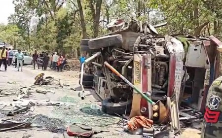 ओवरटेक के चक्कर में पलटी बस, दर्जन भर यात्री घायल