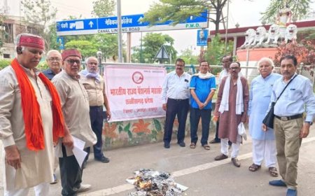 पेंशनरों के हक पर फिर से डाका : डीआर के आदेश में 8 माह एरियर हजम कर गए,  रायपुर में वित्त मंत्री के बंगले के पास डीआर आदेश की प्रतियां जलाकर विरोध जताया