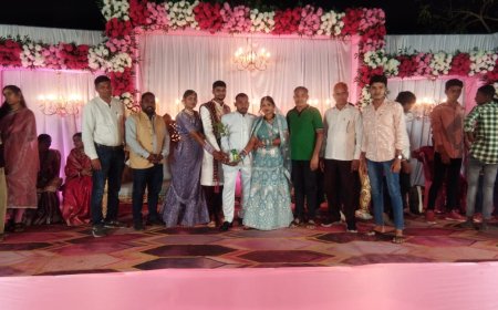 पर्यावरण संरक्षण जागरूकता  लाने के लिए नव दंपतियों को भेंट  किये  जमुन व  बादाम के पौधे अमलेश्वर  डीह  निवासी सोमू साहू व मनीष साहू को भेंट किए गए पौधे ।