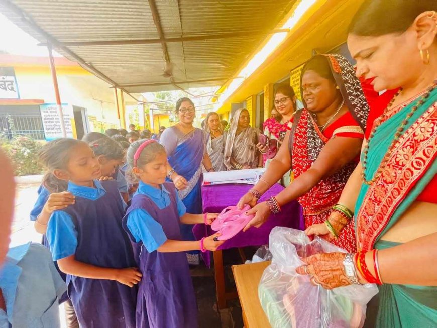 वक्ता मंच द्वारा ग्रामीण क्षेत्र के विद्यार्थियों को चप्पल वितरण किया गया