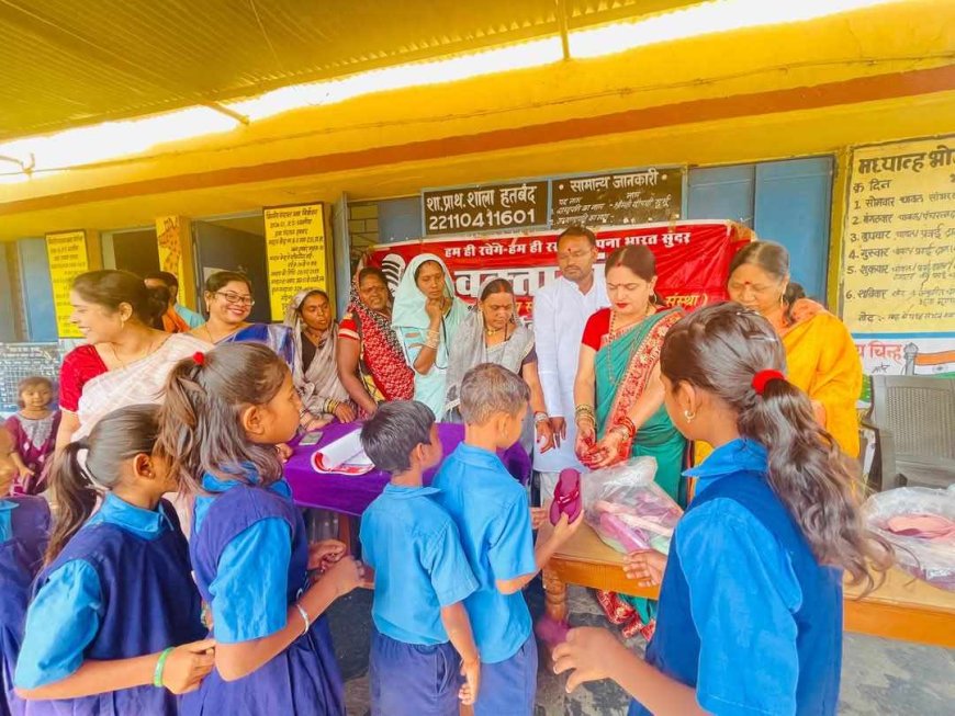 वक्ता मंच द्वारा ग्रामीण क्षेत्र के विद्यार्थियों को चप्पल वितरण किया गया