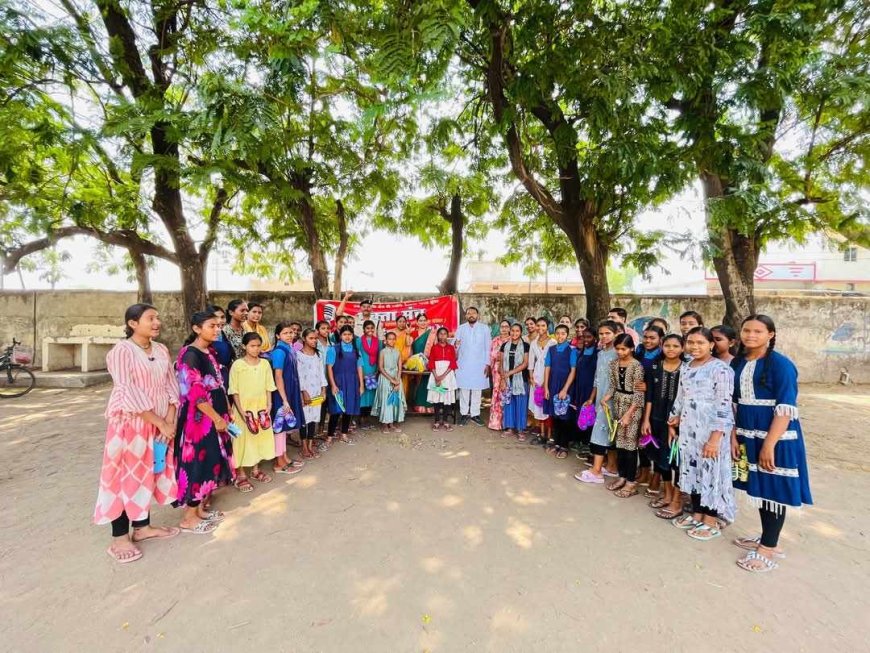 वक्ता मंच द्वारा ग्रामीण क्षेत्र के विद्यार्थियों को चप्पल वितरण किया गया
