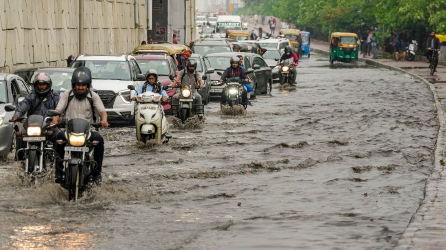कहीं पेड़ों की जड़ में लटकी कार, कहीं पानी के अंदर सड़क... आंधी-बारिश से तबाही की तस्वीरें