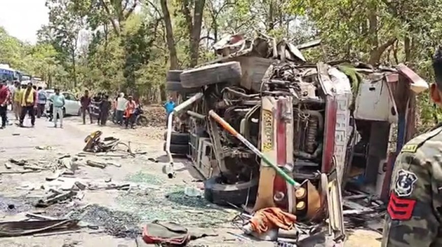 ओवरटेक के चक्कर में पलटी बस, दर्जन भर यात्री घायल