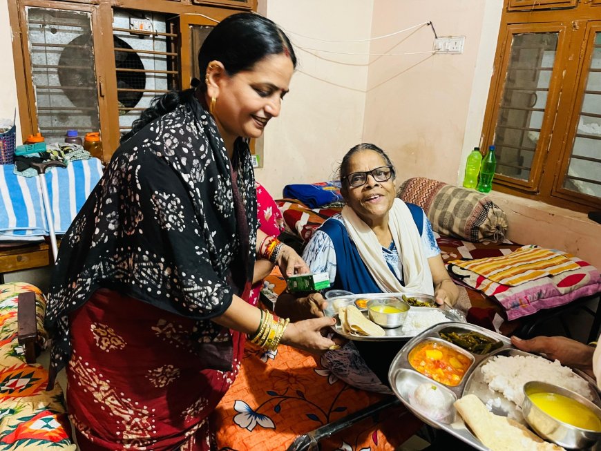 वक्ता मंच प्रशामक वृद्धाश्रम पहुंचा: साल भर के लिये डायपर गिफ्ट किये गये