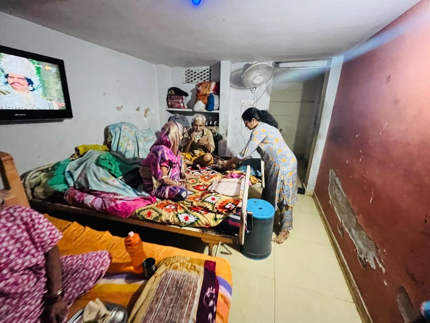 वक्ता मंच प्रशामक वृद्धाश्रम पहुंचा: साल भर के लिये डायपर गिफ्ट किये गये