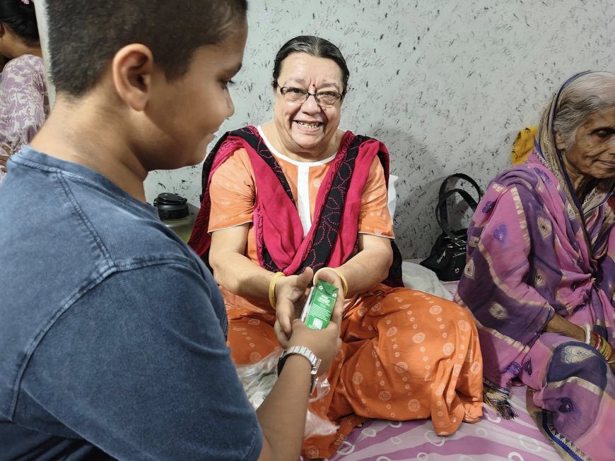वक्ता मंच प्रशामक वृद्धाश्रम पहुंचा: साल भर के लिये डायपर गिफ्ट किये गये