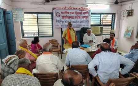 छत्तीसगढ़ प्रदेश सेवानिवृत दैनिक वेतनभोगी कर्मचारी प्रकोष्ठ की बैठक में संपूर्ण सेवाकाल को पेंशन गणना शामिल करने की मांग