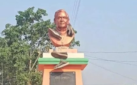 असामाजिक तत्वों ने पूर्व प्रधानमंत्री की प्रतिमा पर डाली जूतों की माला, ग्रामीणों में आक्रोश
