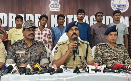 12 नक्सलियों ने किया सरेंडर, 26 लाख के इनामी माओवादी भी शामिल