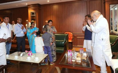 अमित शाह ने शहीद आकाश राव गिरिपुंजे के परिजनों से की मुलाकात