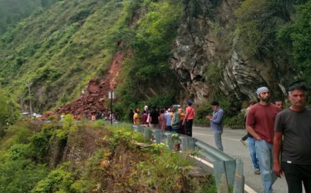 बदरीनाथ हाईवे पर गिरा मलबा, बाल-बाल बचे यात्री