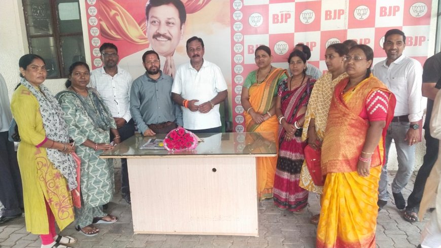 युक्तियुक्तकरण से पीड़ित शिक्षकों ने सांसद विजय बघेल को बताये अपनी पीड़ा