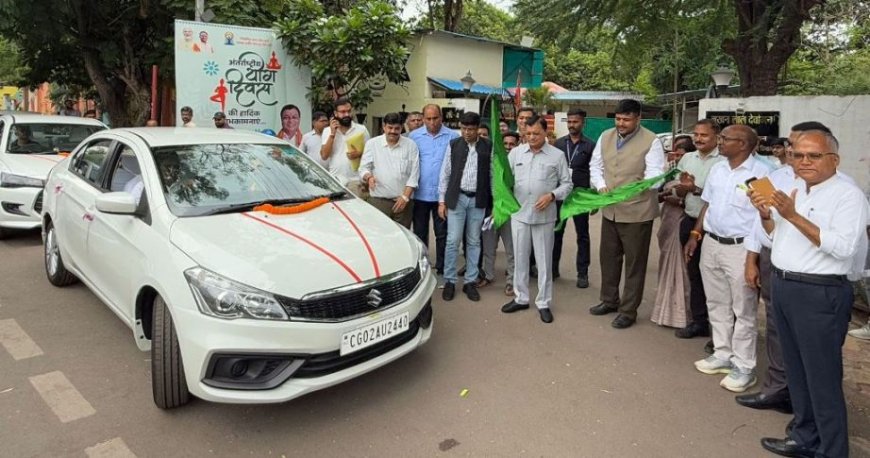 11 शासकीय वाहनों को  हरी झंडी