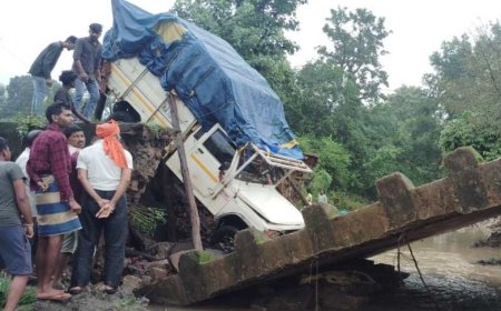 टूटा पुल, नदी में समा गया पिकअप...., कोई हताहत नहीं