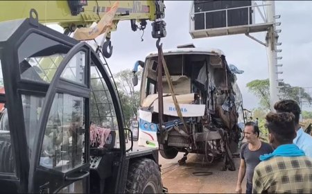 डम्पर से टकराई बस: 3 यात्रियों की मौत, कई घायल