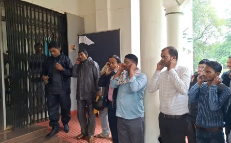 देर से कार्यालय पहुँचने वाले कर्मचारियों ने कान पकड़कर मांगी माफ़ी