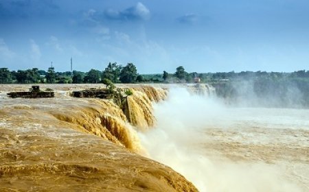 चित्रकोट जलप्रपात पूरे शबाब पर 90 फीट की ऊंचाई से गिर रहा पानी