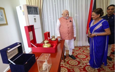 त्रिनिदाद एंड टोबैगो की पीएम को मोदी ने भेंट की राम मंदिर की प्रतिकृति और सरयू का जल