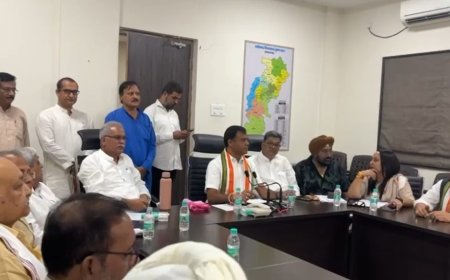 खड़गे के दौरे को लेकर कांग्रेस मुख्यालय में बैठक, पूर्व मुख्यमंत्री भूपेश बघेल, नेता प्रतिपक्ष चरण दास महंत सहित कई वरिष्ठ नेता मौजूद रहे