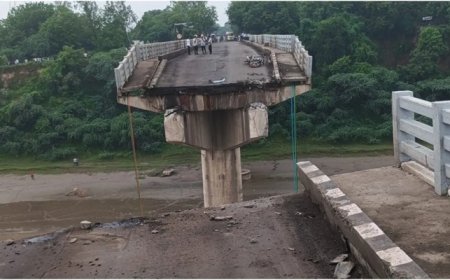 पुल टूटा, नदी में गिरी कई गाड़ियां