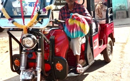 गंगा बाई ने ई-रिक्शा खरीदकर बदली परिवार की तस्वीर