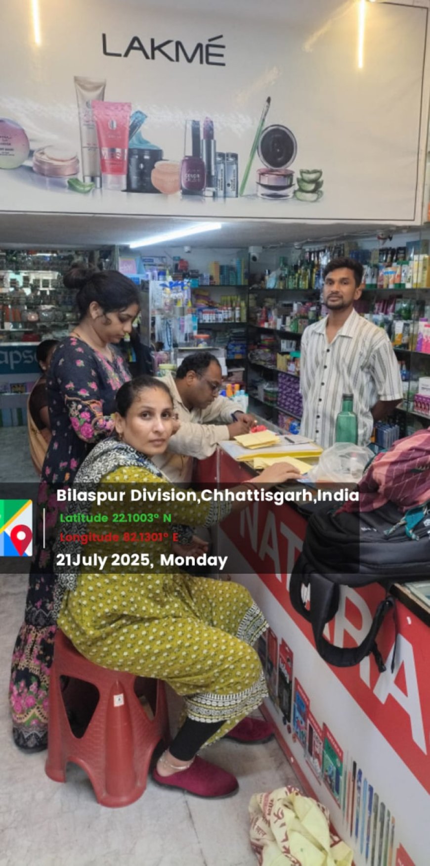 कॉस्मेटिक दुकान में मेडिसिन का जखीरा