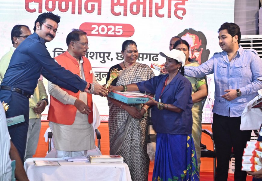 मुख्यमंत्री ने स्वच्छता दीदियों को किया सम्मानित, कहा – देश को स्वच्छ और स्वस्थ बनाने में निभा रही हैं अहम भूमिका