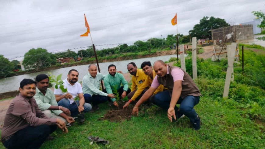 " युवा कुर्मी समाज द्वारा अमलेश्वर में किया गया वृक्षारोपण"