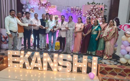 शिक्षक दंपत्ति को बच्चे के जन्म दिन पर बादाम की पौधें भेंट कर ,स्वच्छ पर्यावरण के लिये उपयुक्त जगह पर लगाने के लिये प्रोत्साहित किये ।