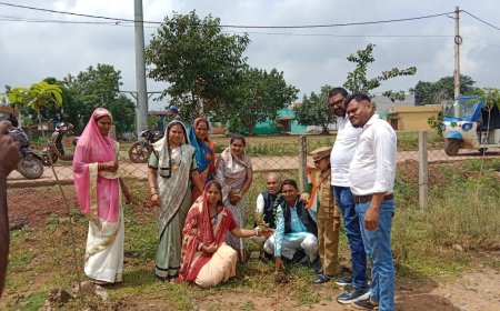 स्व.चमरू साहू स्मृति शिशु मंदिर अमलेशवर डीह  में  भी शान से लहराया तिरंगा , साथ ही वीर शहीदों के नाम हुआ  पौधारोपण