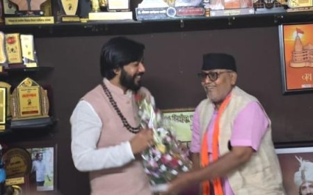 भारतीय राज्य पेंशनर्स महासंघ छत्तीसगढ़ प्रदेश के प्रांताध्यक्ष वीरेन्द्र नामदेव ने कौशल विकास तकनीकी शिक्षा रोजगार तथा अनुसूचित जाति विकास मंत्री गुरु श्री खुशवंत साहेब से उनके निजी निवास में सौजन्य भेंट