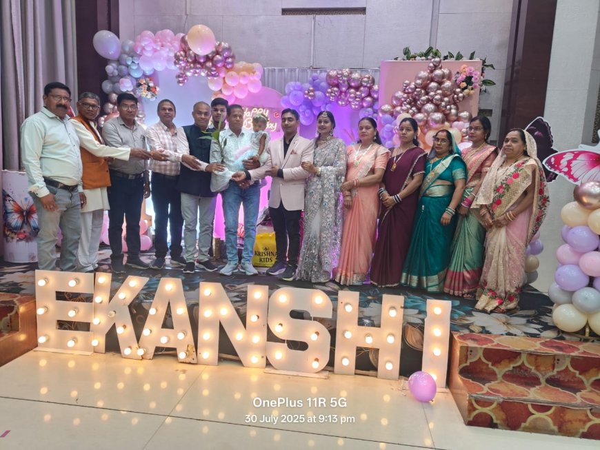 शिक्षक दंपत्ति को बच्चे के जन्म दिन पर बादाम की पौधें भेंट कर ,स्वच्छ पर्यावरण के लिये उपयुक्त जगह पर लगाने के लिये प्रोत्साहित किये ।