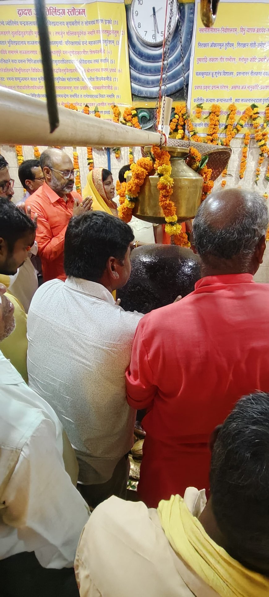 श्रावण मास के चतुर्थ सोमवार को स्वयंभू शिवजी मंदिर कौहि में भगवान शिव का जलाभिषेक करने हजारों की संख्या में पहुंचे शिवभक्त