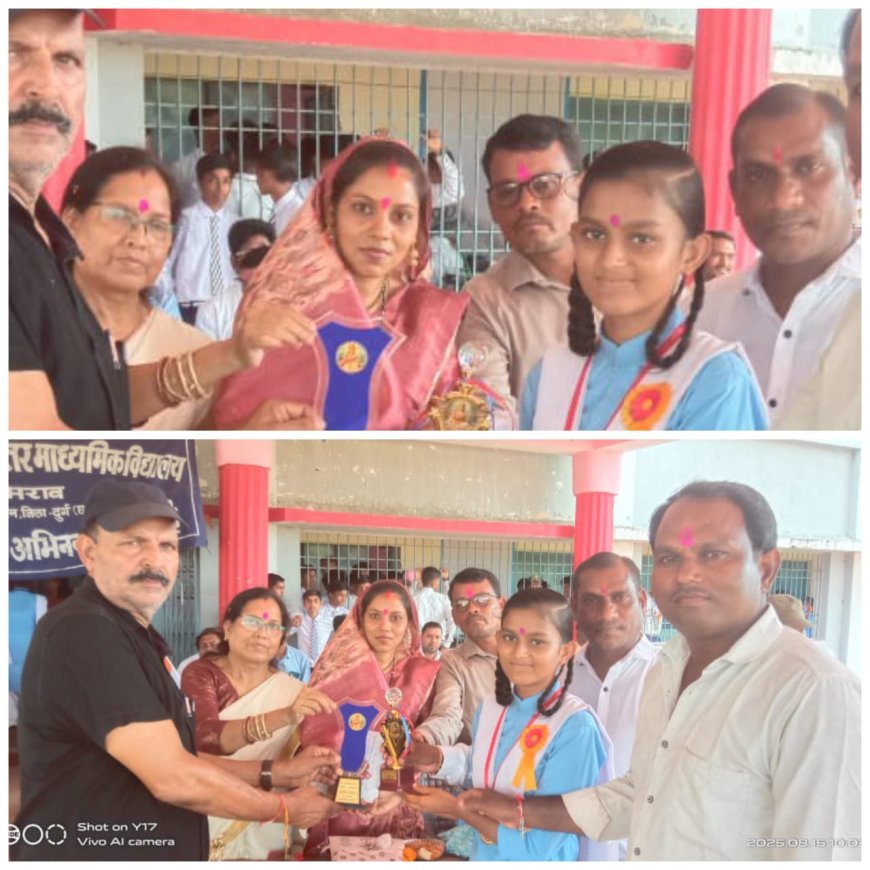 जमराव सरपंच जागेशवरी सोनकर ने मेघावी छात्रा रीमा सोनकर को प्रोत्साहित करने 5000 रुपये की राशि प्रदान किये