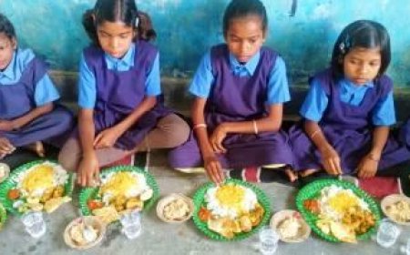 सरकारी स्कूलों के टीचर दोपहर का भोजन छात्रों के साथ करें