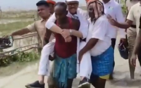 कांग्रेस सांसद का वीडियो वायरल: ग्रामीण के कंधे पर बैठकर किया बाढ़ क्षेत्र का दौरा