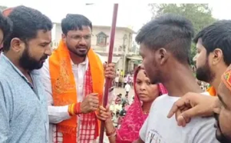 झंडा विवाद : आर्मी जवान के घर भाजयुमो अध्यक्ष राहुल टिकरिहा ने फहराया भगवा झंडा, कार्यकर्ताओं के साथ जय श्री राम के लगाए नारे