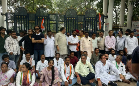 बिजली दरों में बढ़ोतरी का विरोध : बिजली ऑफिस में तालाबंदी