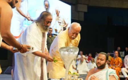 डॉ. मोहन भागवत कर्मनिष्ठ और सेवा में समर्पित -श्री श्री रविशंकर