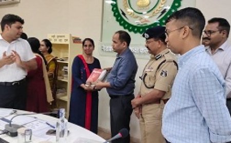 व्याख्याता डॉ. गीता तनवानी ने दान की पुस्तकें