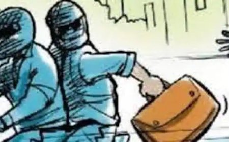 ढाई लाख की लूट, एक्टिवा छोड़कर भागे तीन बदमाश