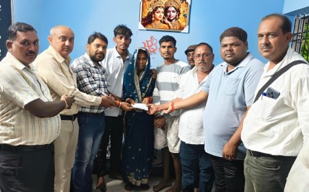 दिवंगत पँचायत सचिव के परिजन को सचिव संघ ने दिया सहयोग राशि, दुर्ग जिला सचिव संघ द्वारा किसी सचिव के सेवानिवृत्त या निधन होने पर देते है एक दिन का वेतन - महेन्द्र कुमार साहू