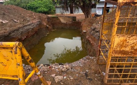 अमलेश्वर नगर पालिका ने पुलिया निर्माण के लिय मेन रोड में खोदा  गड्ढा , निर्माण में हो रहा भारी देरी लोग  हो रहे हैं परेशान