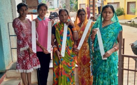 बिजली बिल देखकर भडकी महिलाएँ ,बोली दर कम हो  बिगड रहा  हैं घर की बजट