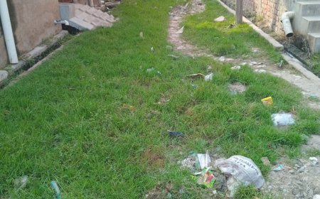 रास्ते पर नाली का पानी भरा , लोगों का निकलना दुश्वार