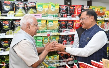 जब मुख्यमंत्री खुद बने ग्राहक : घरेलू सामान की शॉपिंग कर उठाया जीएसटी दरों में कटौती का लाभ